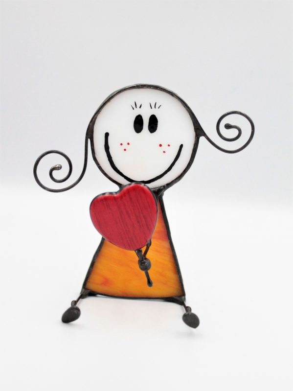 Witrażowa figurka dziewczynki z sercem o imieniu Tola