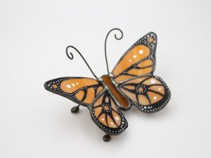 malowany motyl witrażowa figurka