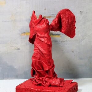 Rzeźba inspirowana Nike z Samotraki w kolorze koralowej czerwieni