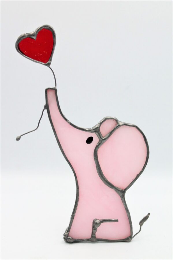 Różowy słoń z balonikiem w kształcie serca - witrażowy bibelot dla kolekcjonera słoni.