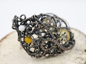 Szeroka miedziana bransoletka z kamieniami w stylu steampunk
