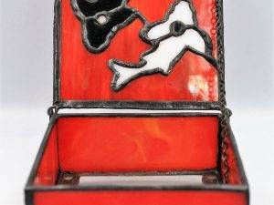 Czerwona witrażowa szkatułka na biżuterię z karpiami Koi