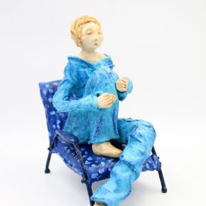 Emerytka na fotelu - mini rzeźba