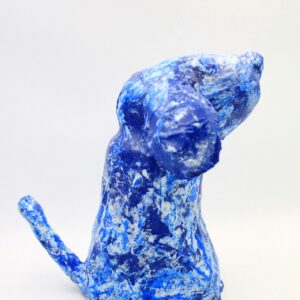 Mała rzeźba niebieskiego psa
