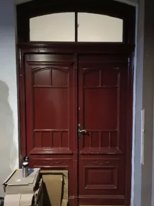 drzwi przed renowacją w zabytkowej kamienicy