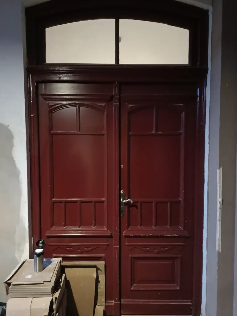 drzwi przed renowacją w zabytkowej kamienicy