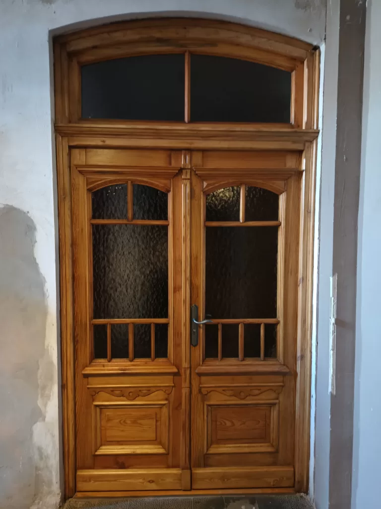 drzwi po renowacji w zabytkowej kamienicy