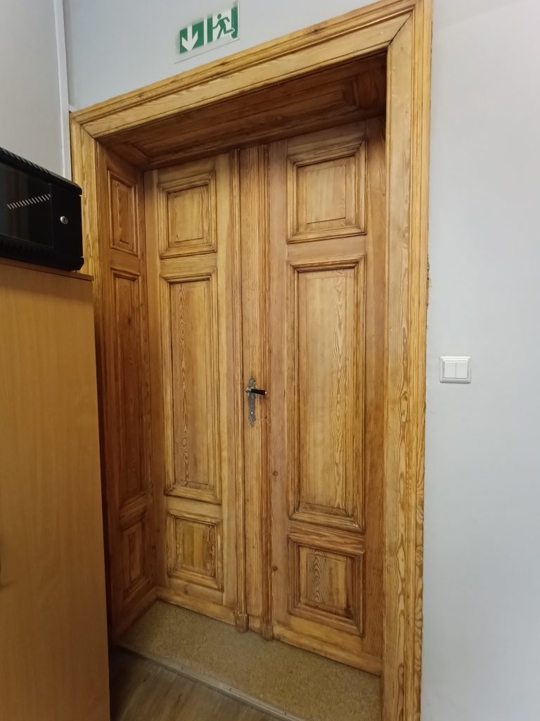 Renowacja drzwi drewnianych w kamienicy w Chorzowie - efekt po