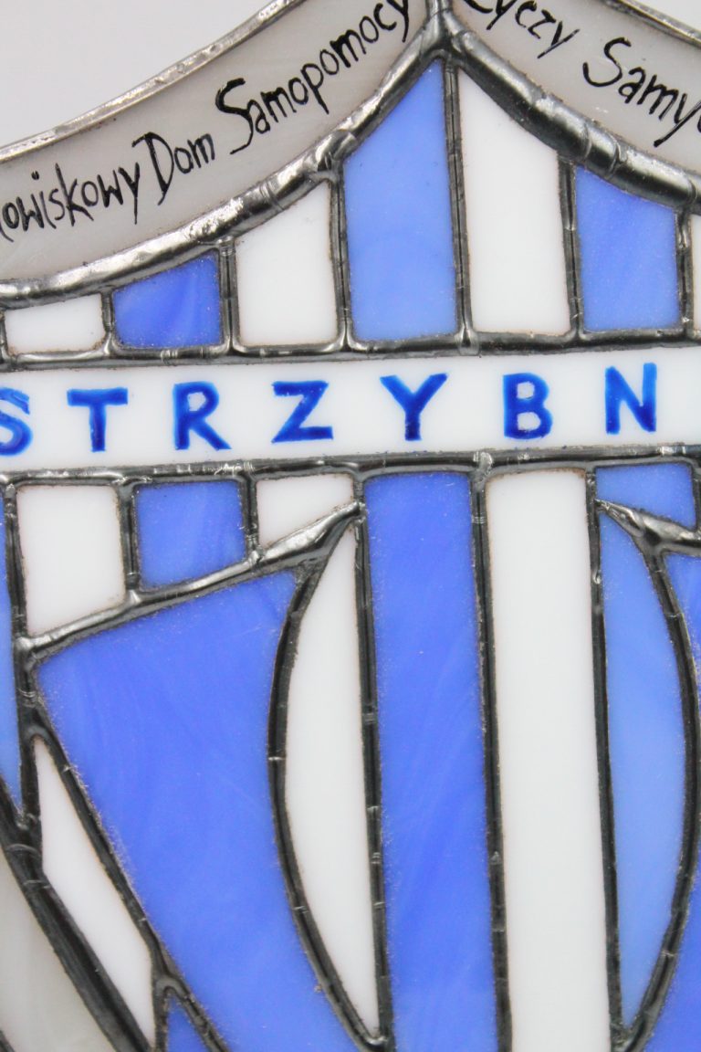 statuetka witrażowa z herbem UKS Unia Strzybnica – nagroda sportowa na zamówienie - zbliżenie na detal