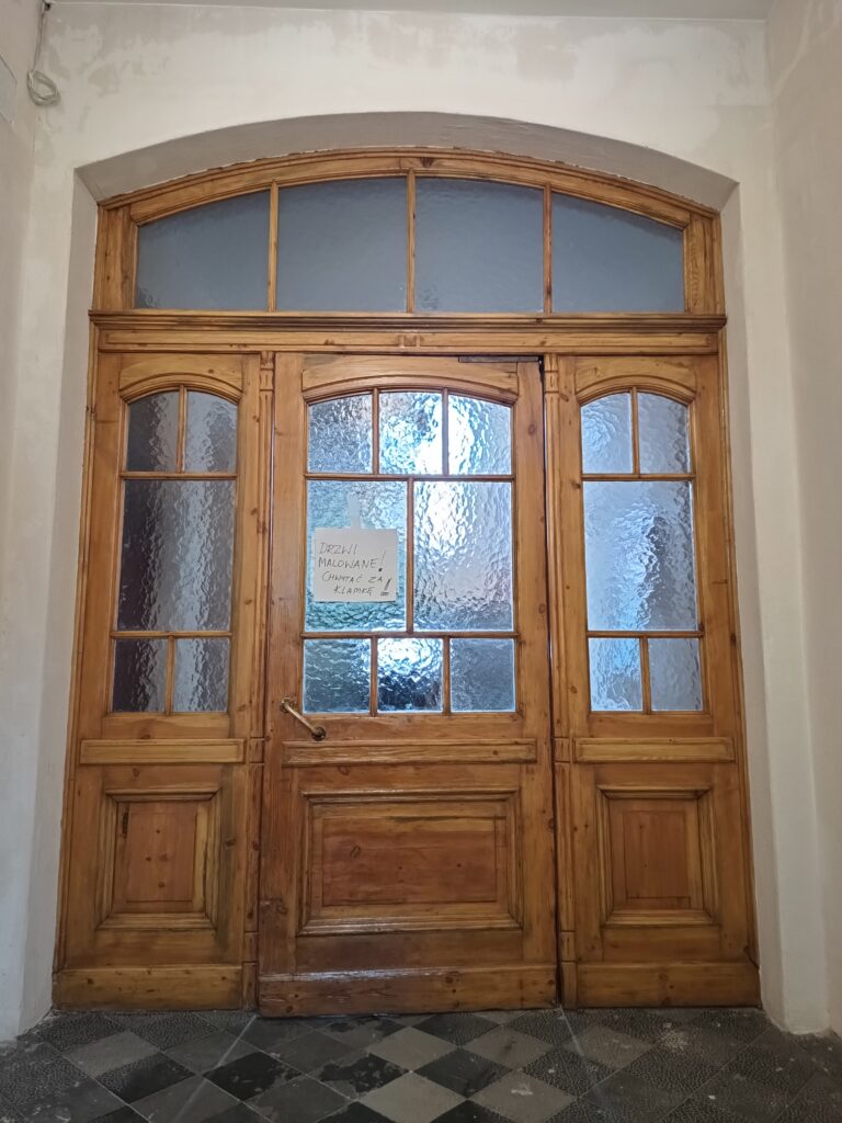 drzwi drewniane w starej kamienicy w Tarnowskich Górach - stan po renowacji